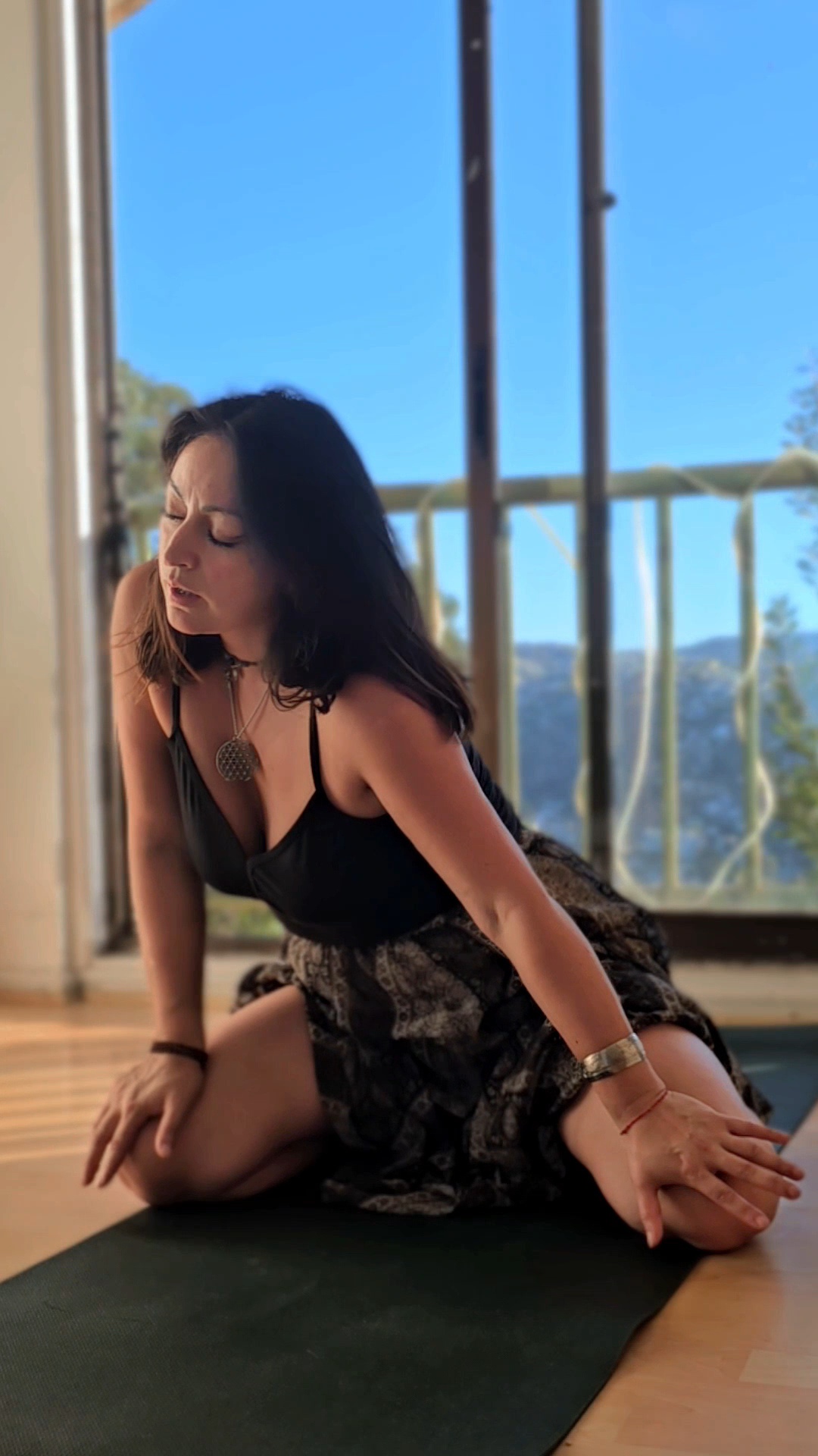 Vanessa Durán practicando yoga con vista a la montaña