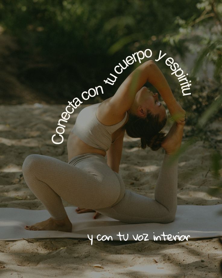 Mujer en pose de yoga sobre la arena entre la naturaleza